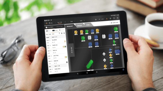 Tablet mit der Ansicht eines interaktiven Tischplans