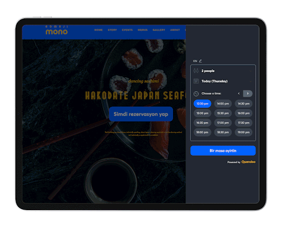Rezervasyon widget'ının açıldığı bir restoran web sitesinin görüntülendiği bir tabletin ürün görseli.
